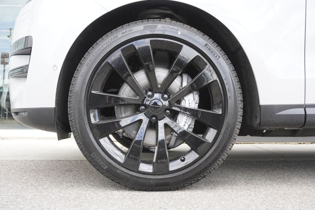 New 2026 Borasco Grey Land Rover SE image 32