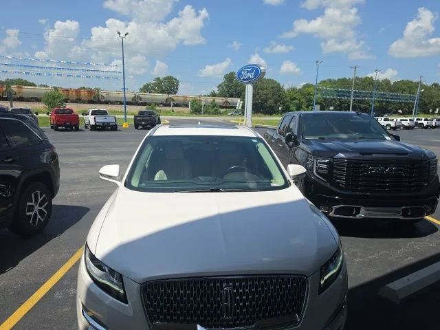 Used 2019 White Platinum Clearcoat Metallic Lincoln Reserve image 2