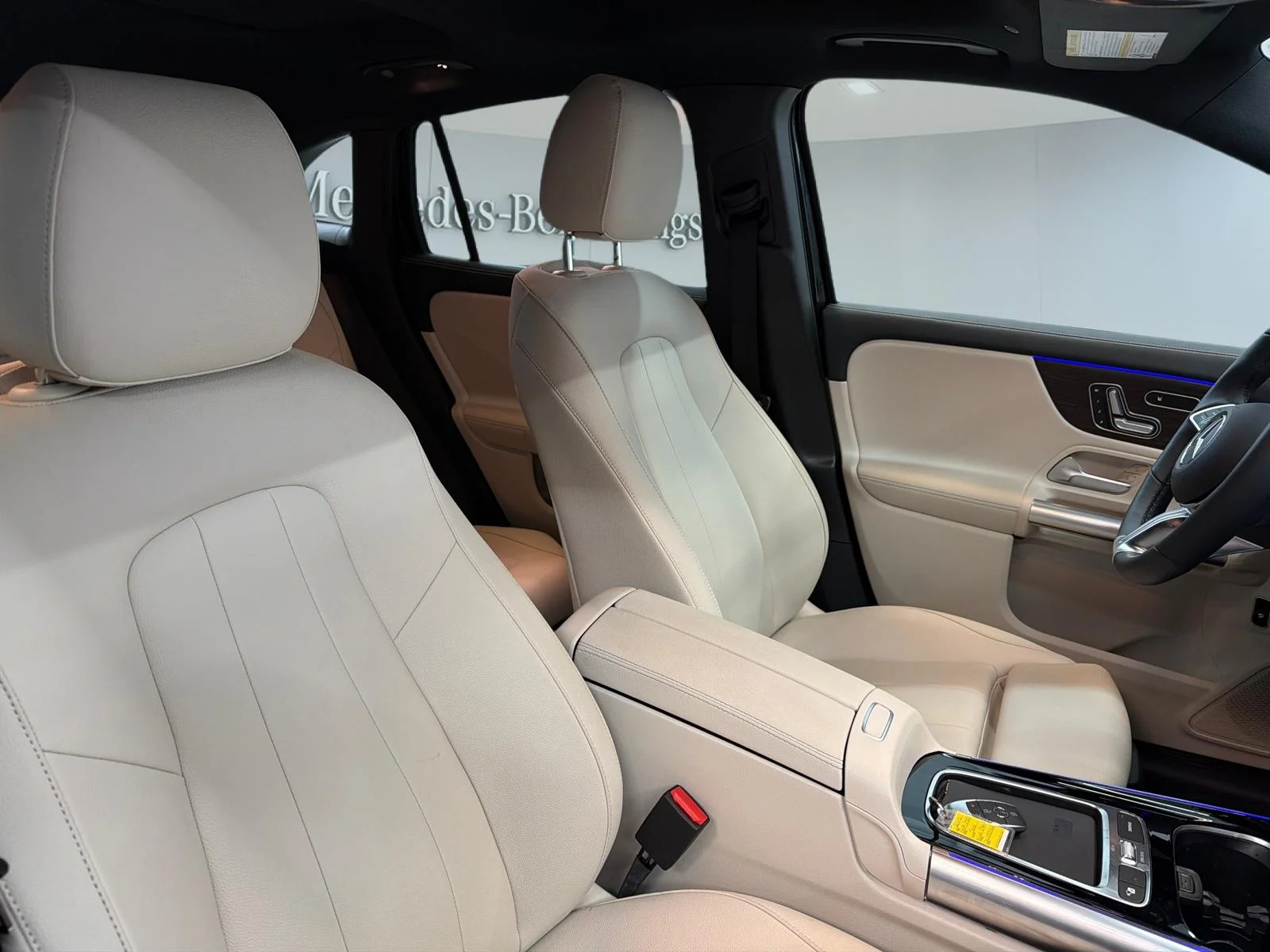 Used 2025  Mercedes-Benz GLA 250 4MATIC SUV image 2