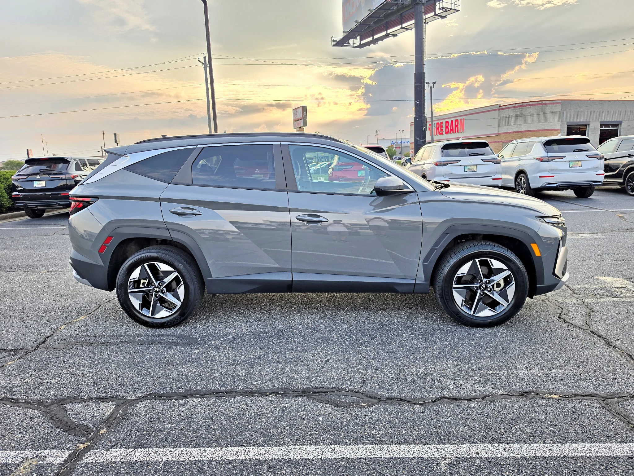 Certified Used 2025 Hampton Gray Hyundai SEL image 5