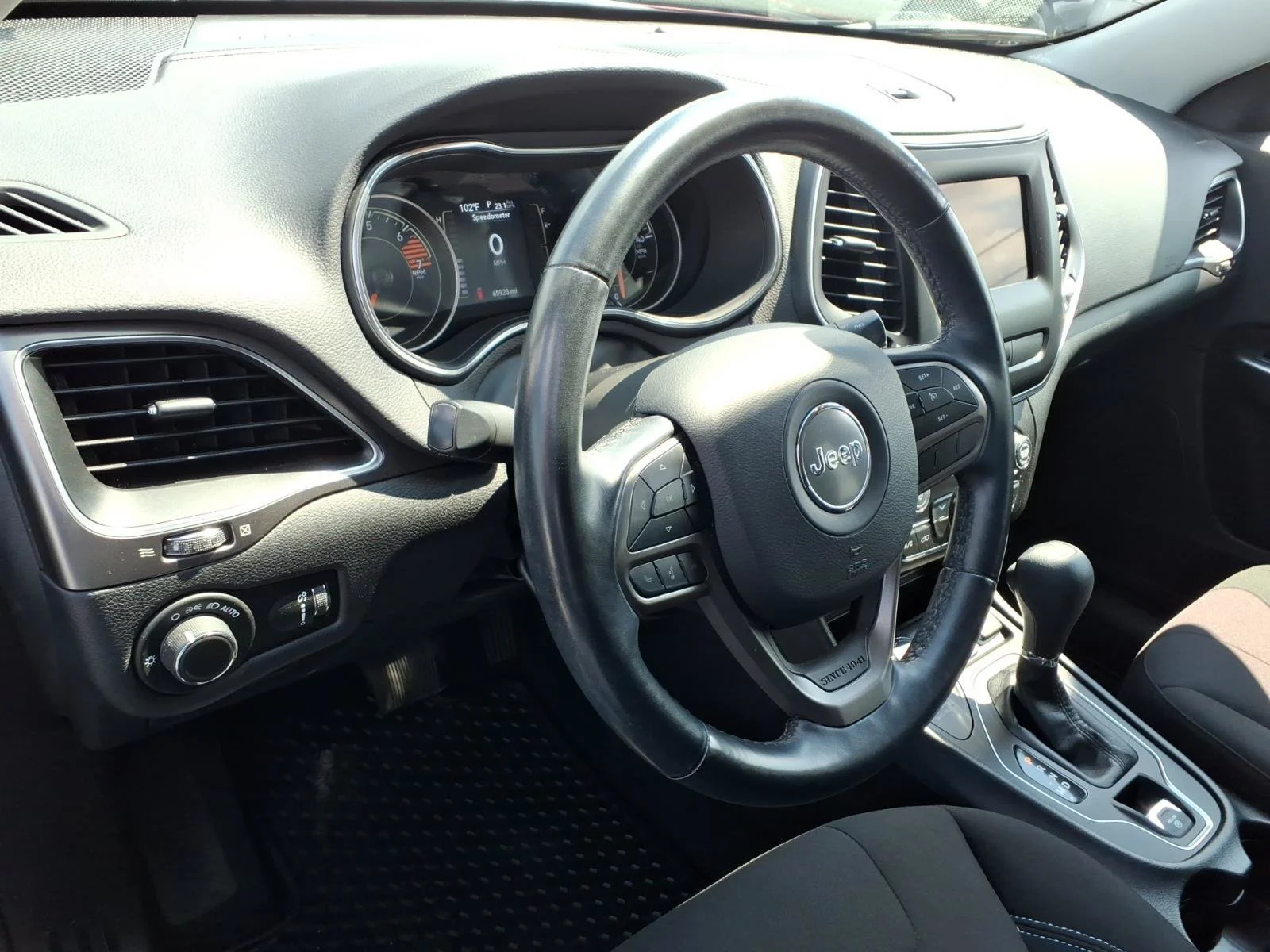Used 2020 Velvet Red Pearlcoat Jeep Latitude image 8