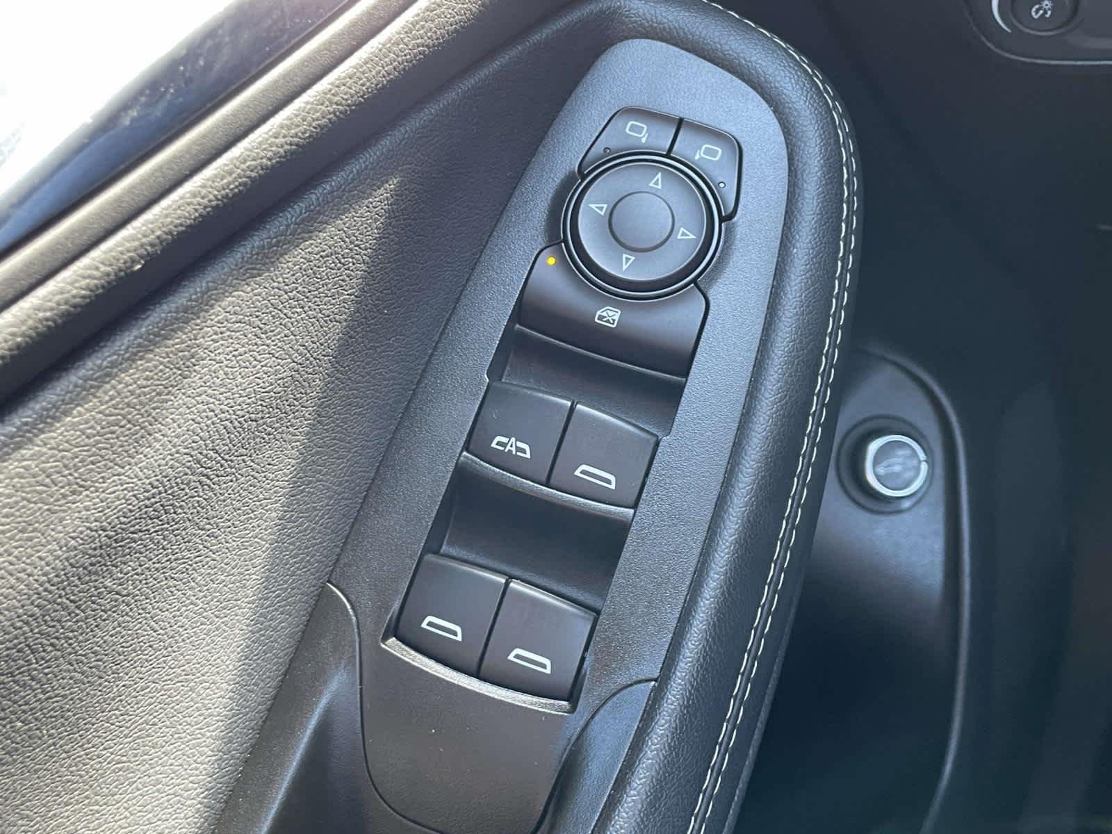 Used 2022 Summit White Buick Select image 33