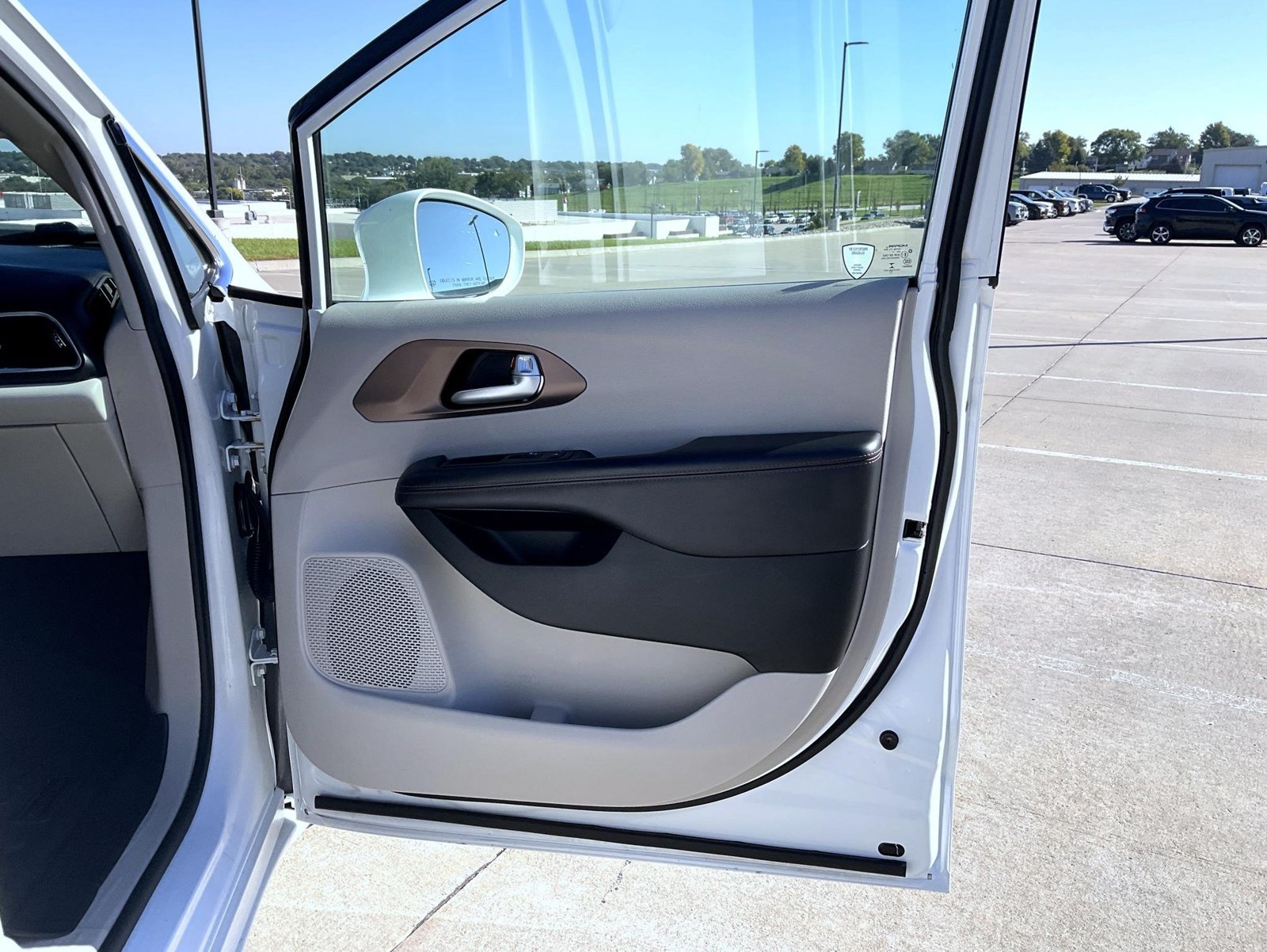 Used 2018 White Chrysler Touring L Plus image 17