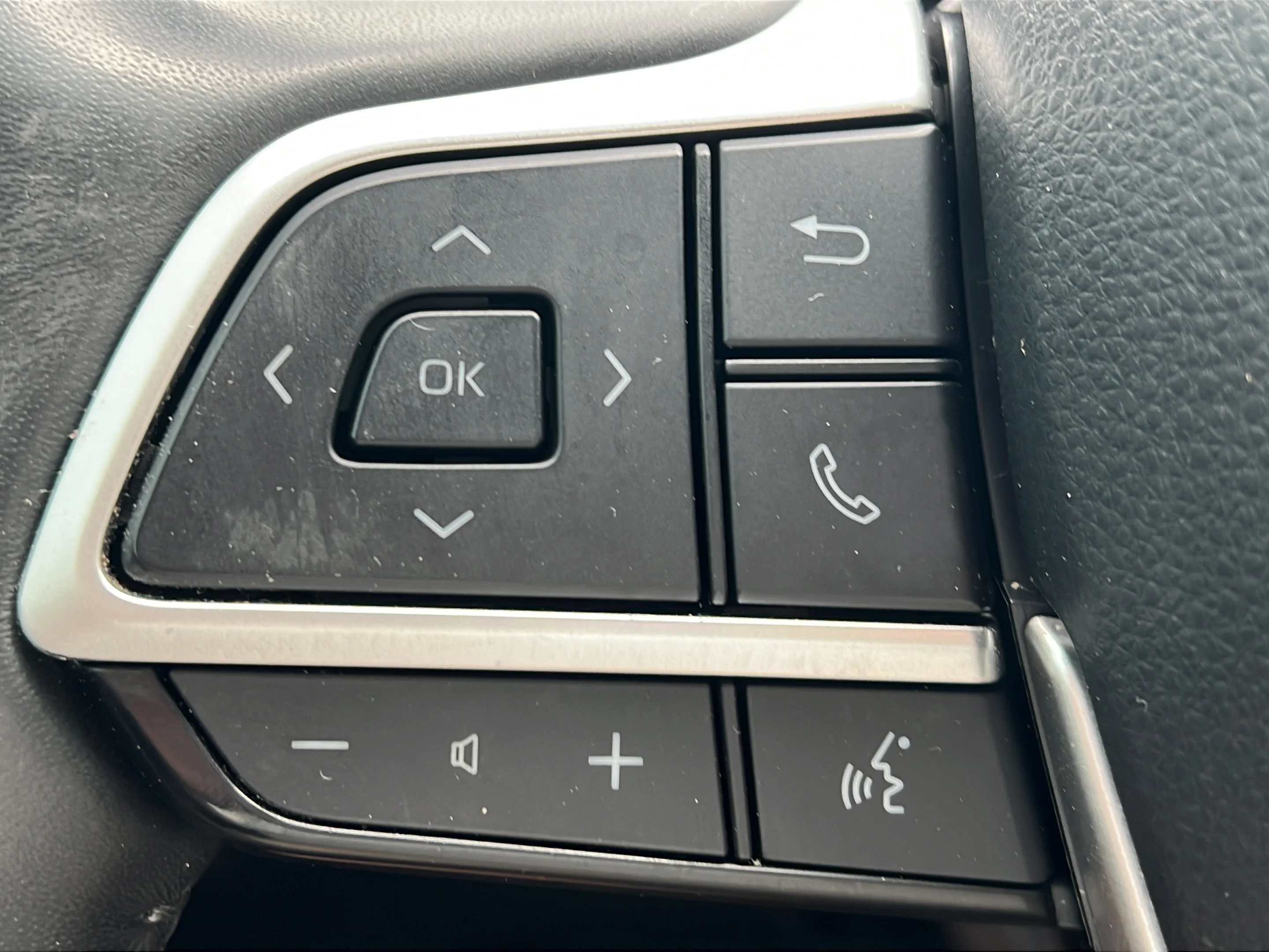 Used 2022 Pearl Toyota Hybrid LE image 19