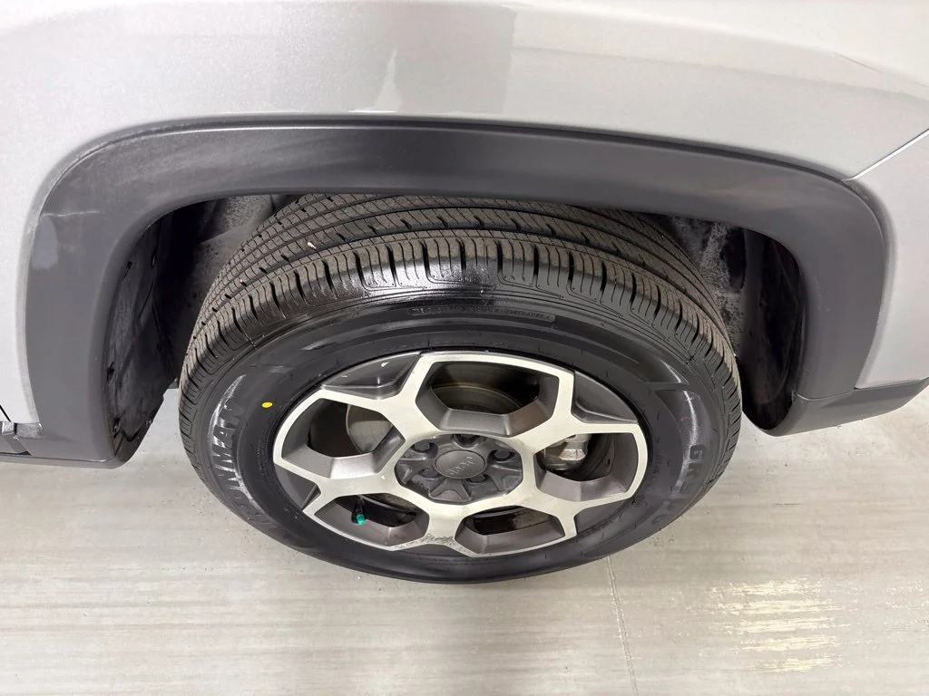 Used 2022 Silver Jeep Trailhawk image 11
