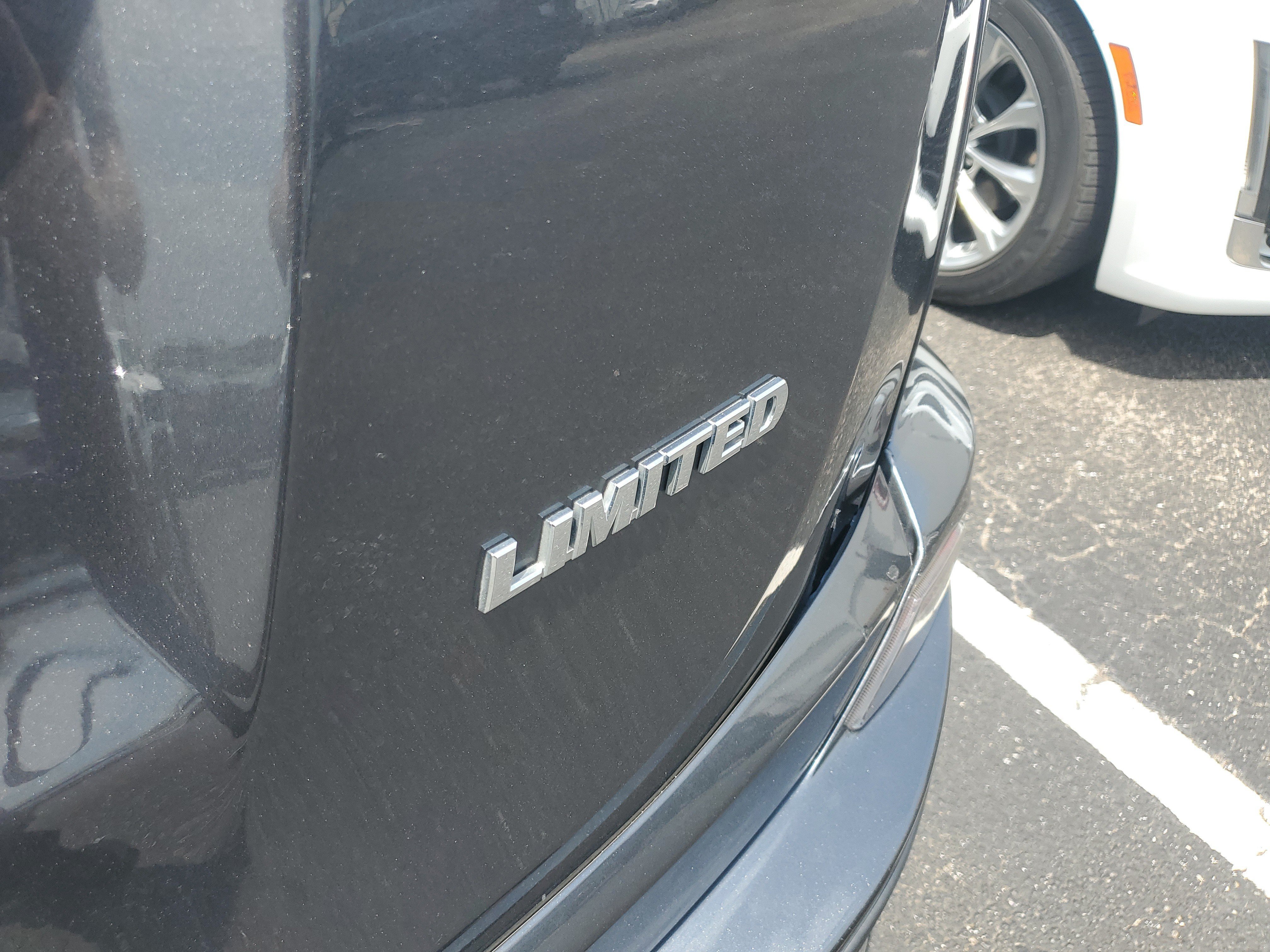 Used 2017  Toyota Limited image 5