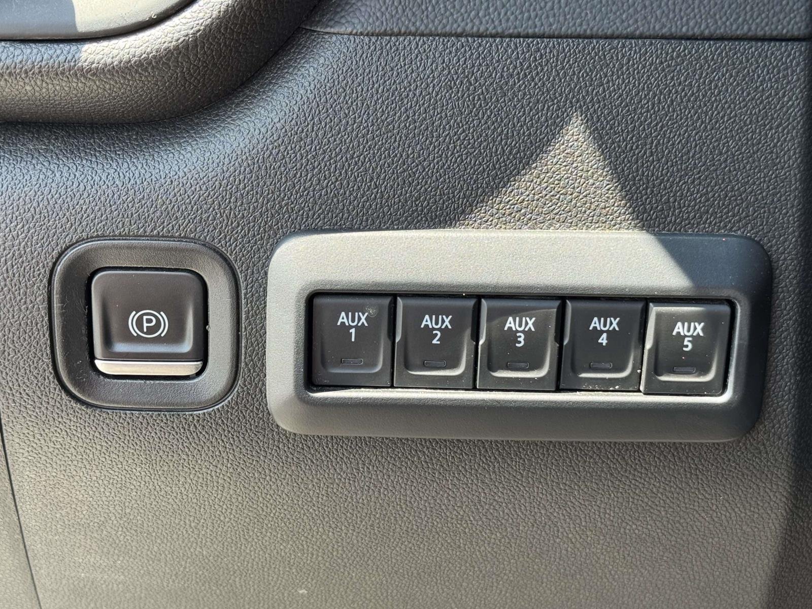 Used 2022 Silver Ice Metallic Chevrolet Custom image 9