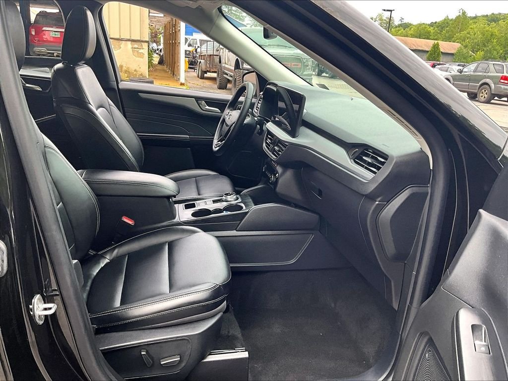 Used 2025 Black Metallic Ford Platinum image 14