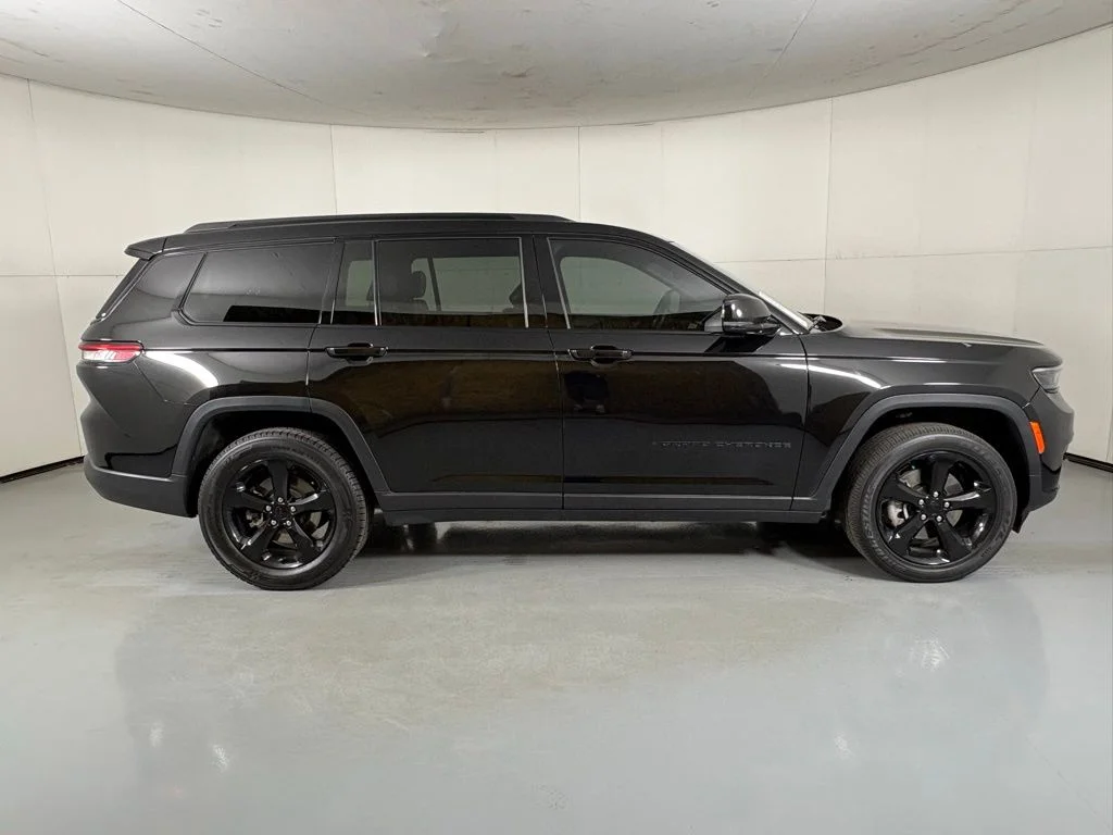 Used 2023 Black Jeep Altitude image 9