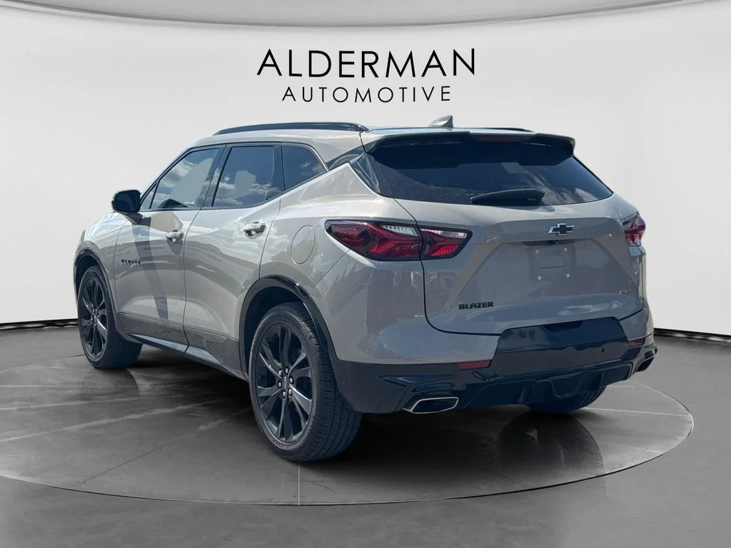 Used 2021 Gray Chevrolet RS image 3