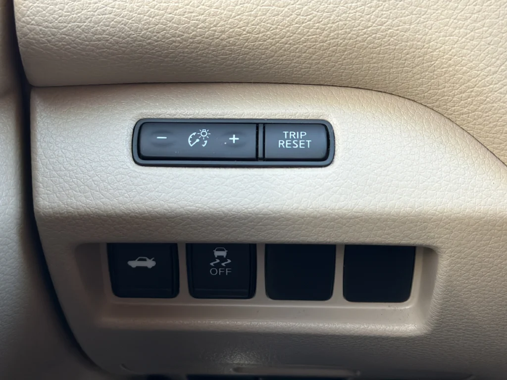 Used 2017 White Nissan 2.5 SV image 24