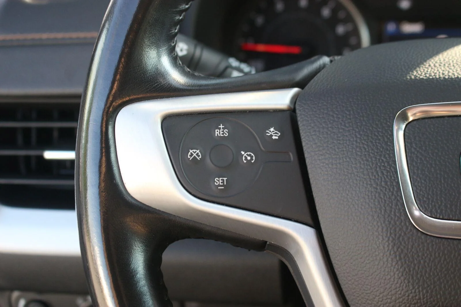 Used 2020 SUMMIT WHITE GMC SLE image 19