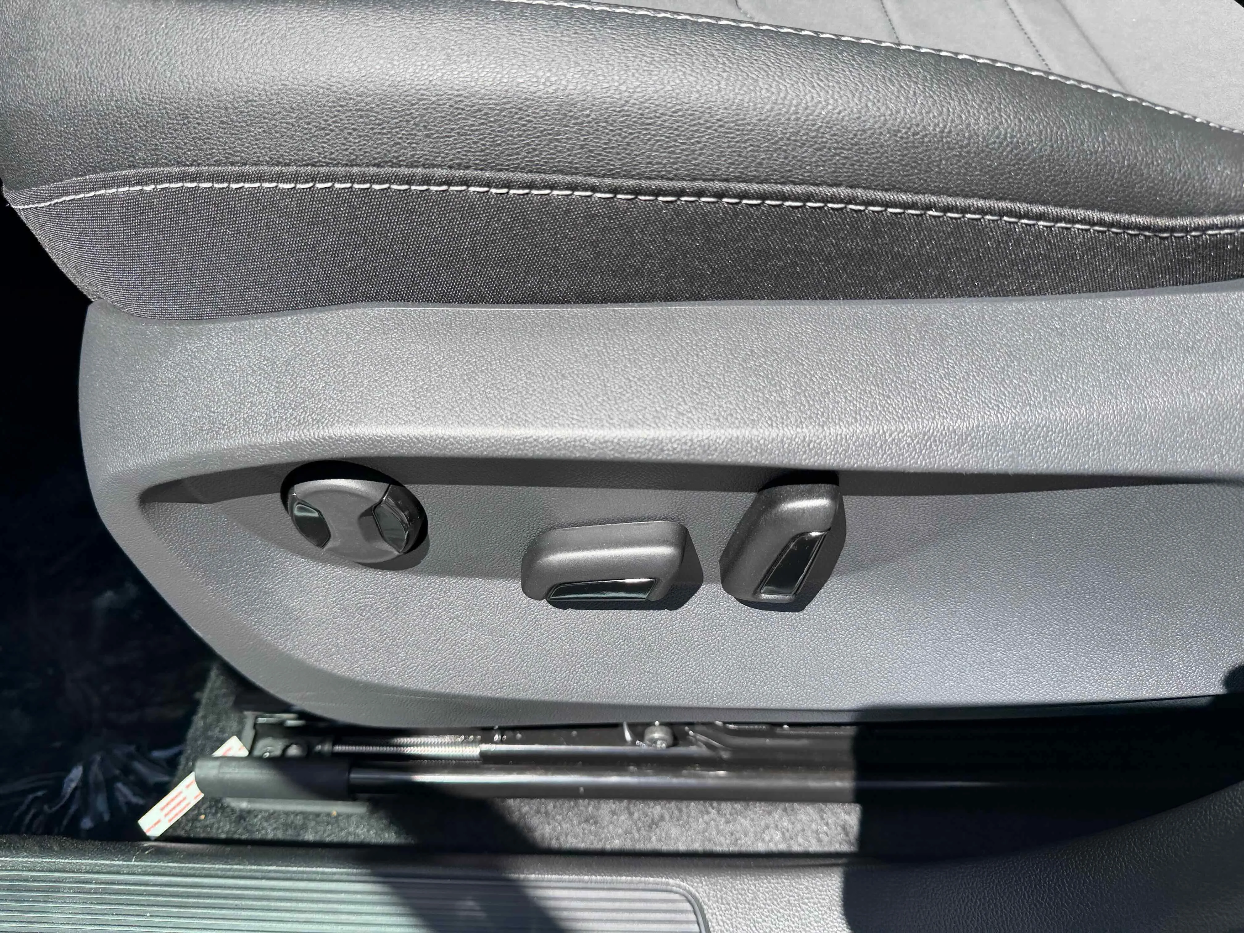 New 2026 Pure White Volkswagen SE Black image 14