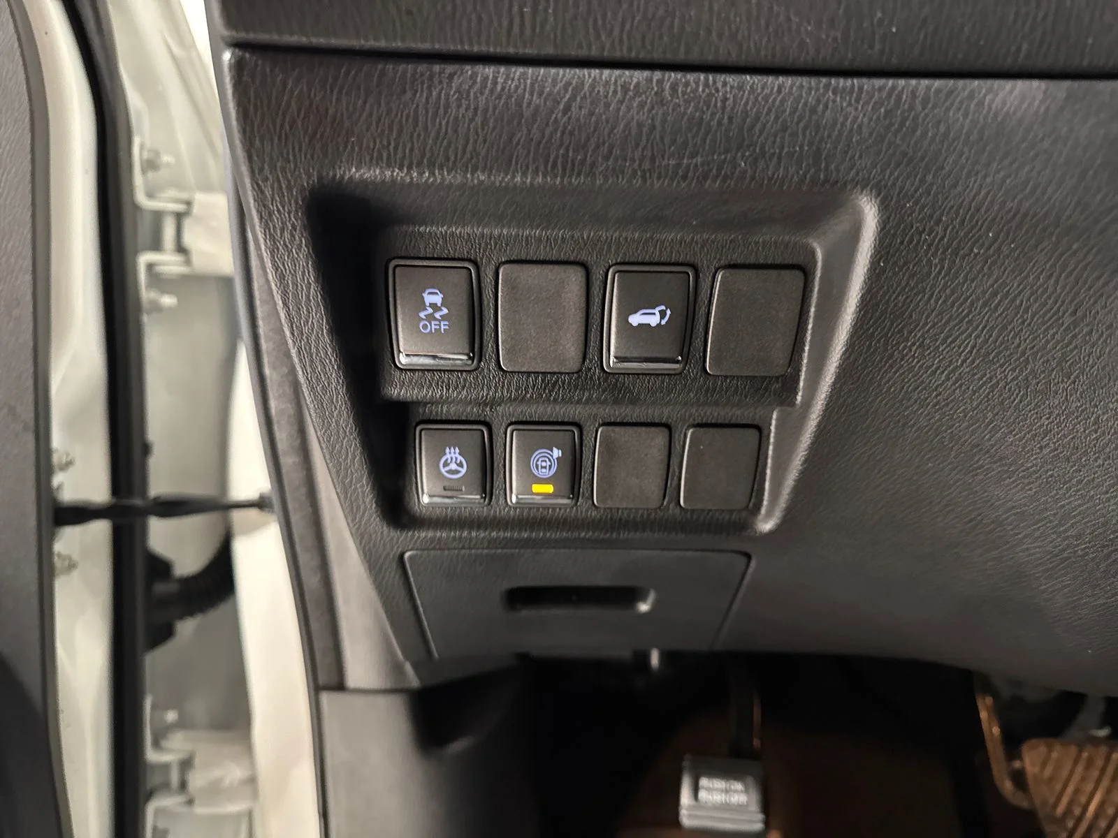 Used 2019 White INFINITI LUXE image 17
