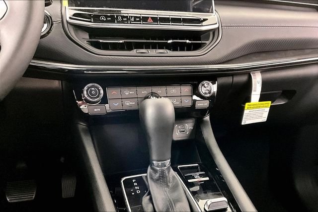 New 2026 Bright White Clear-Coat Exterior Paint Jeep Latitude image 7