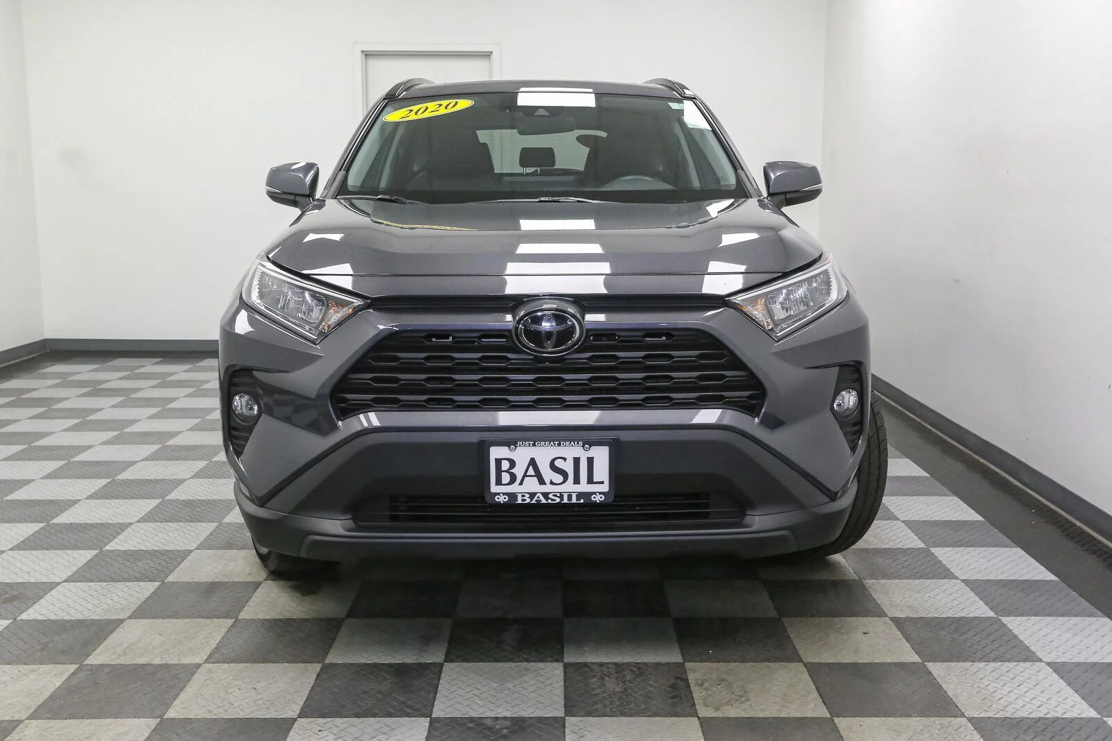 Used 2020 Magnetic Gray Metallic Toyota XLE Premium image 3