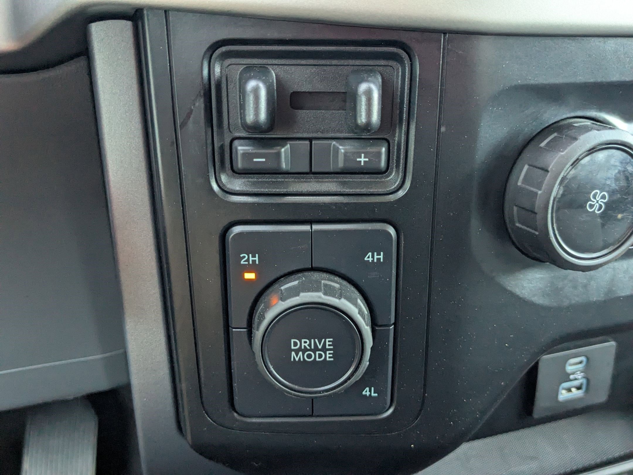 Used 2023 Oxford White Ford XLT image 26