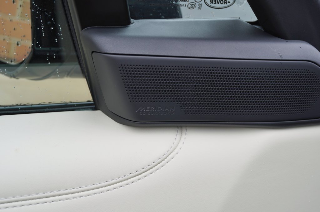 New 2026 Santorini Black Land Rover SE image 11