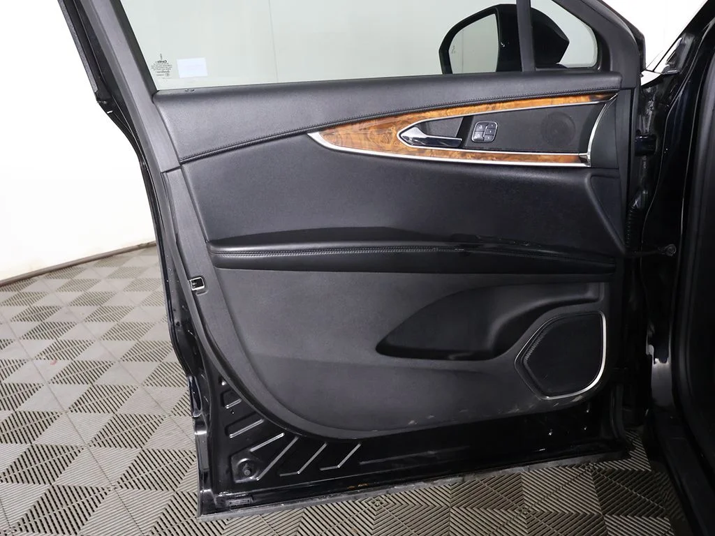 Used 2017 Black Lincoln Select image 20