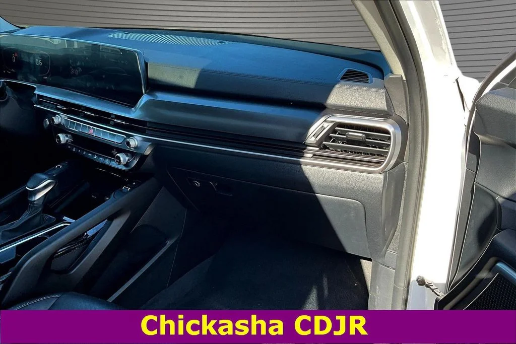 Used 2025 White Kia S image 26