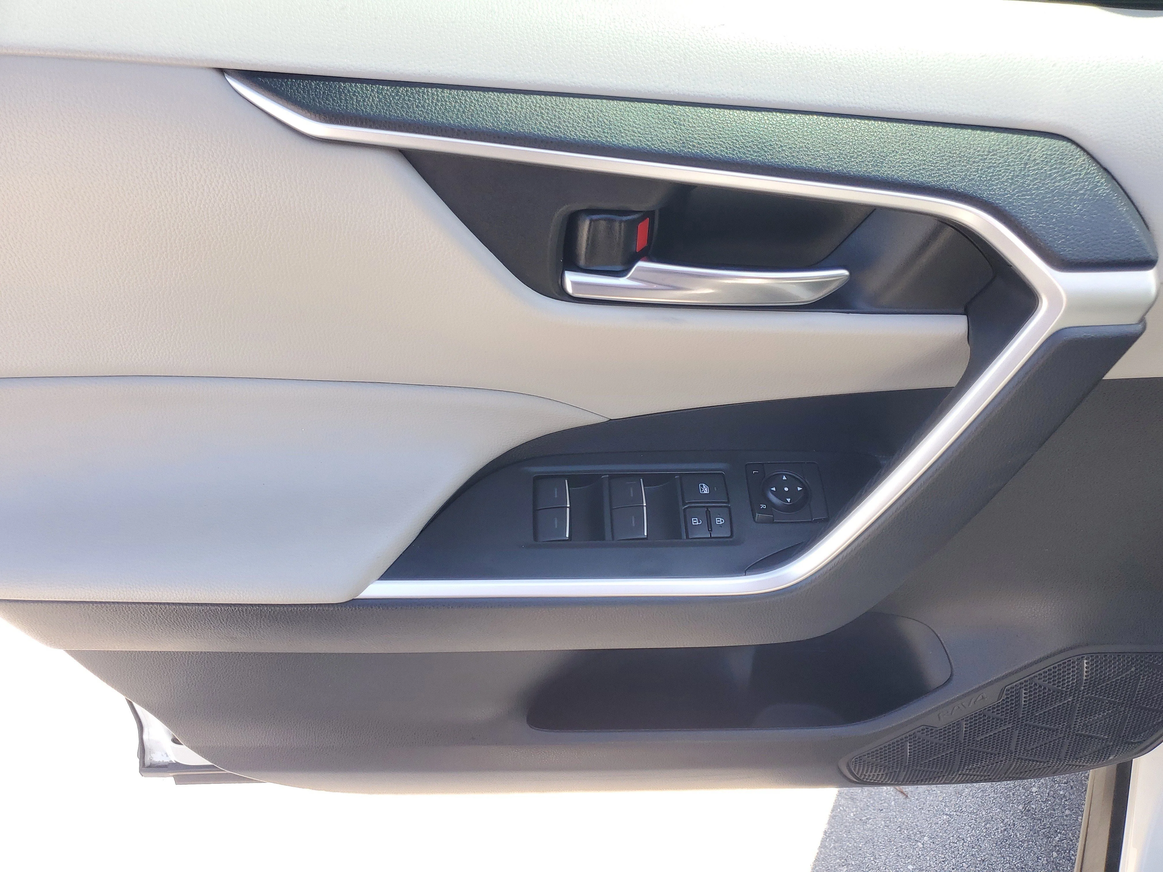 Used 2024 Ice Toyota Hybrid XLE image 20