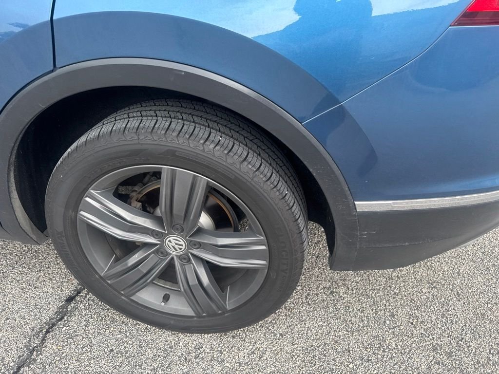 Used 2018 Blue Volkswagen 2.0T SEL Premium image 34