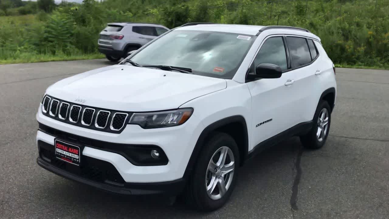 Used 2023 Bright White Clearcoat Jeep Latitude image 5