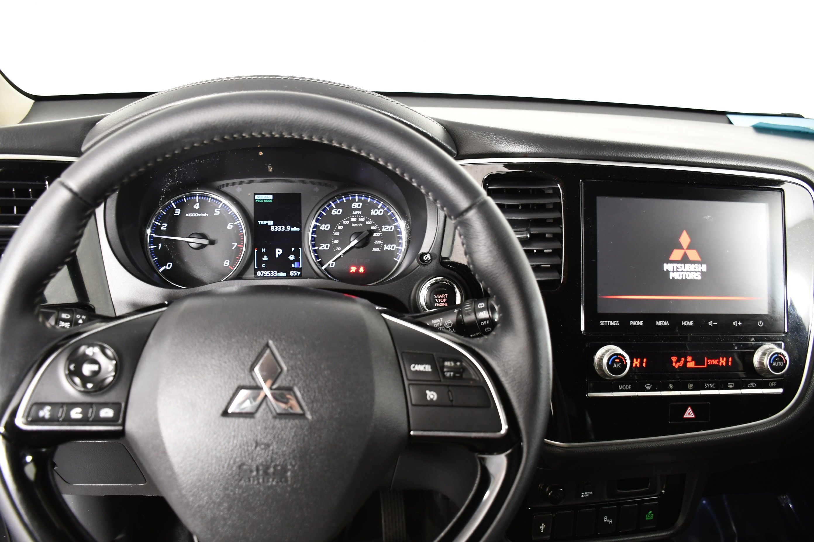 Used 2020 Labrador Black Metallic Mitsubishi SEL image 16