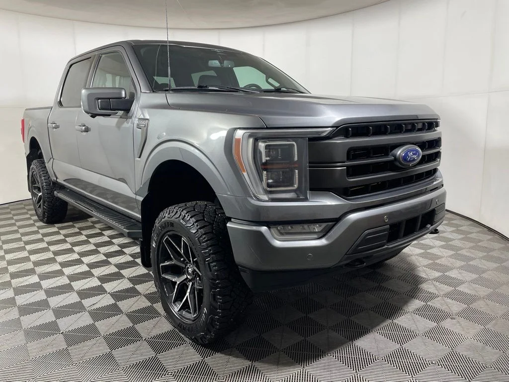 Used 2023  Ford Lariat image 2