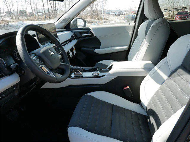 New 2026 Black Diamond Mitsubishi SE image 4