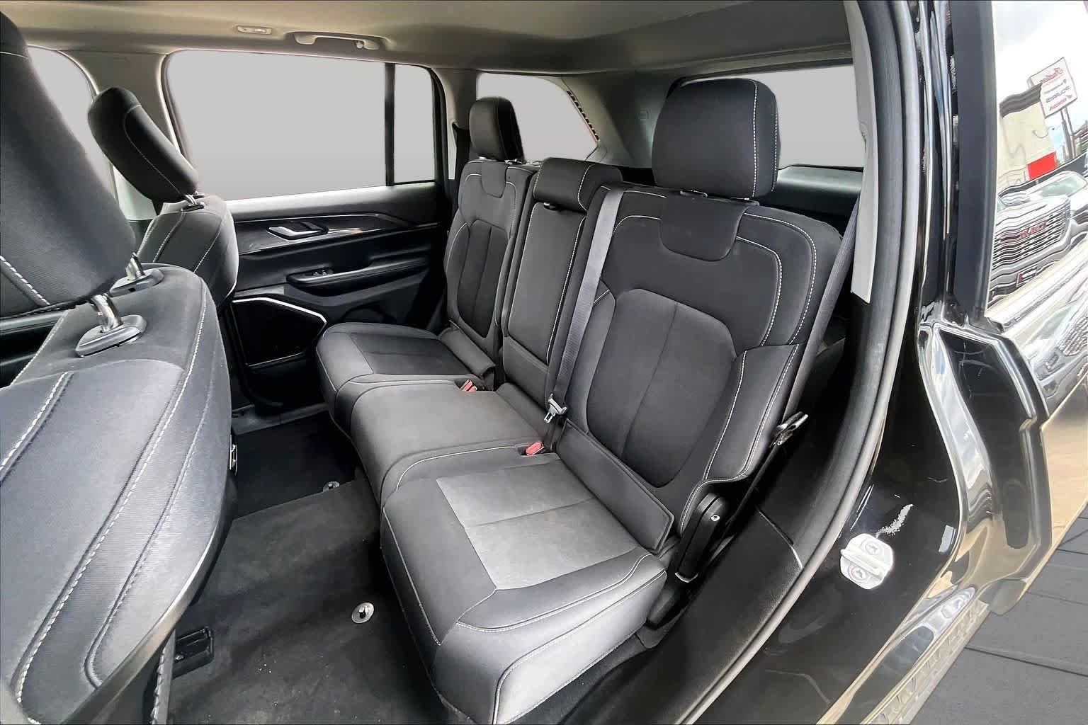 Used 2022 Diamond Black Crystal Pearlcoat Jeep Laredo image 21