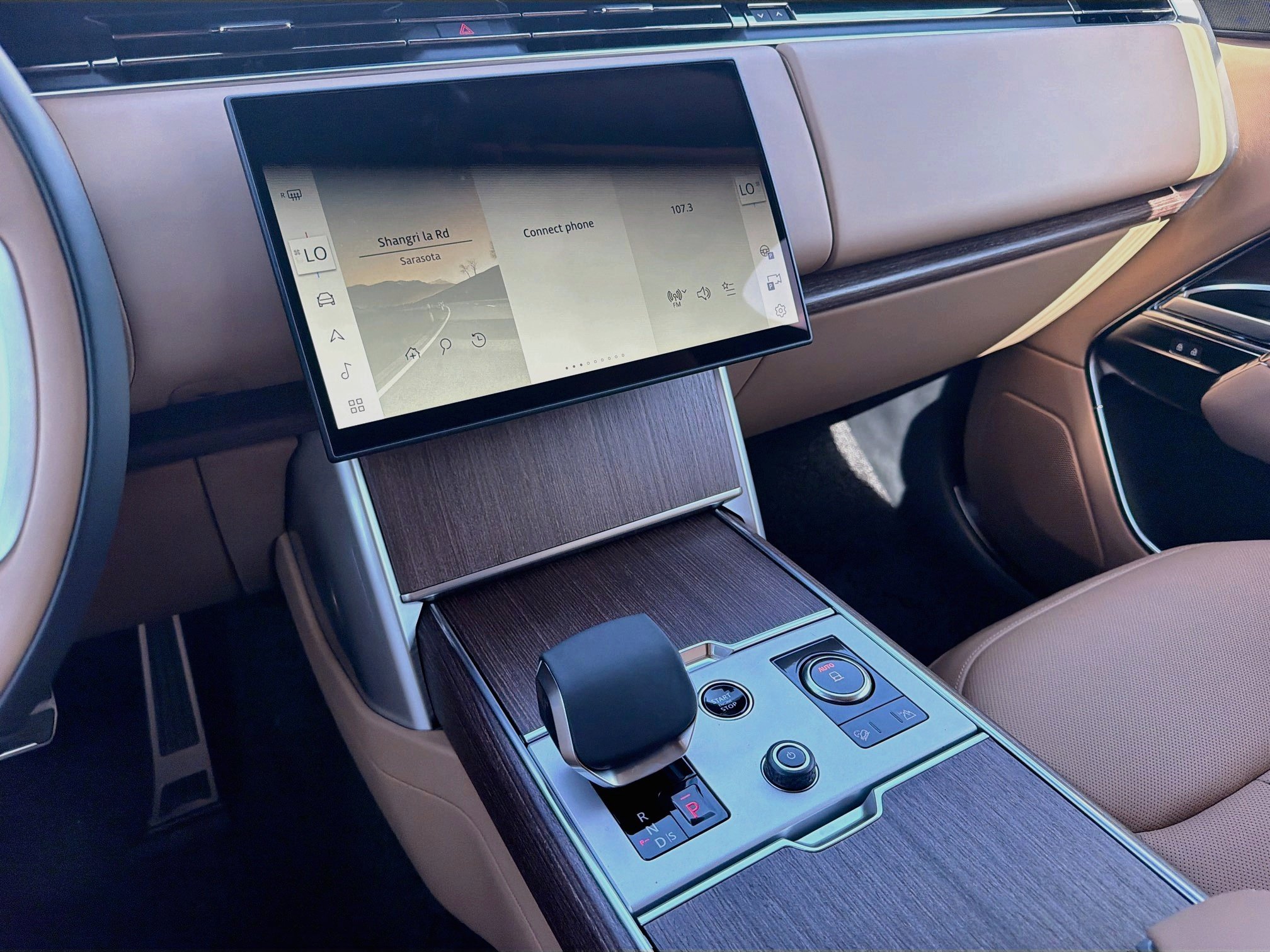 New 2027 Fuji White Land Rover SE image 28