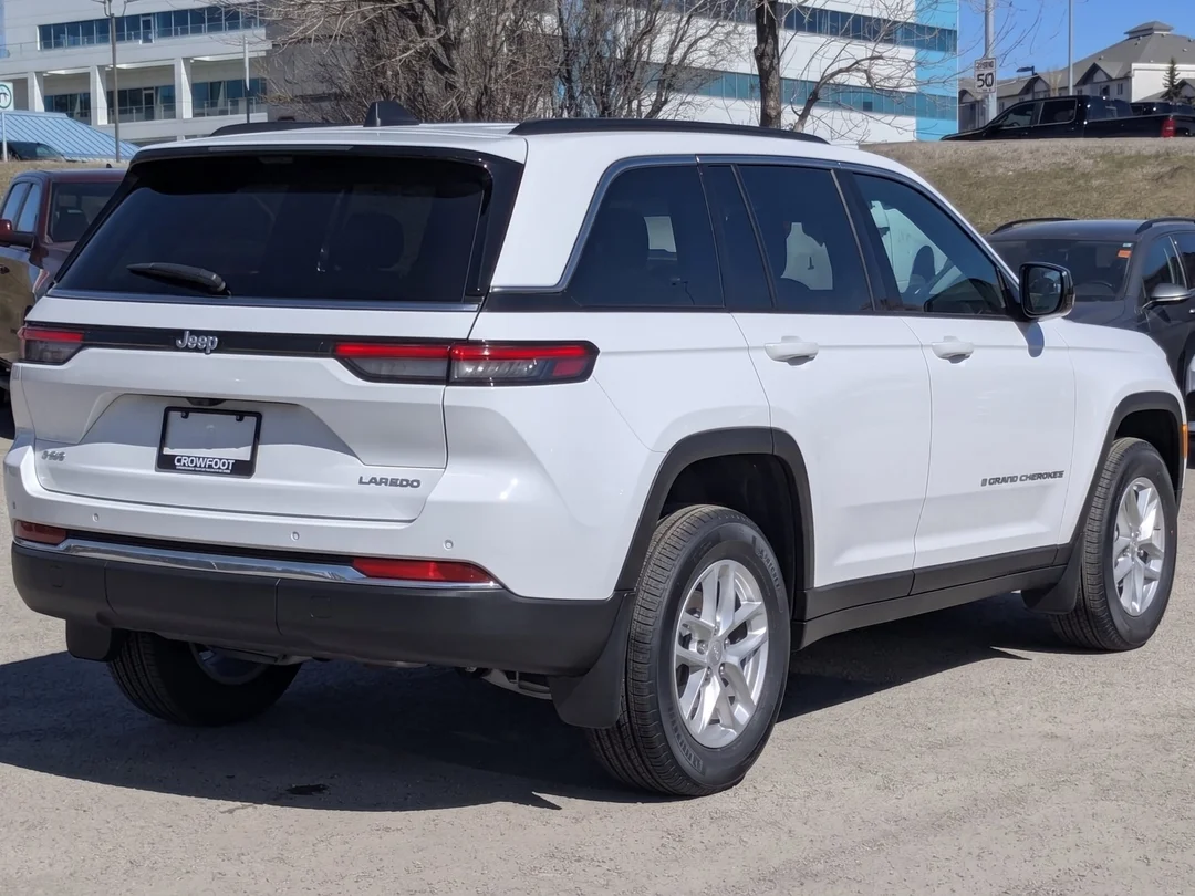 New 2026 White Jeep Laredo - - 4x4 - Classic Theme - 8.4-inch Touchscreen - Heated Seats & Steering Wheel & More! image 8