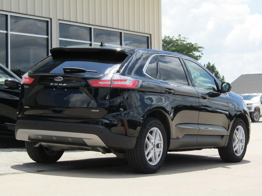 Used 2024 Black Ford SEL image 3