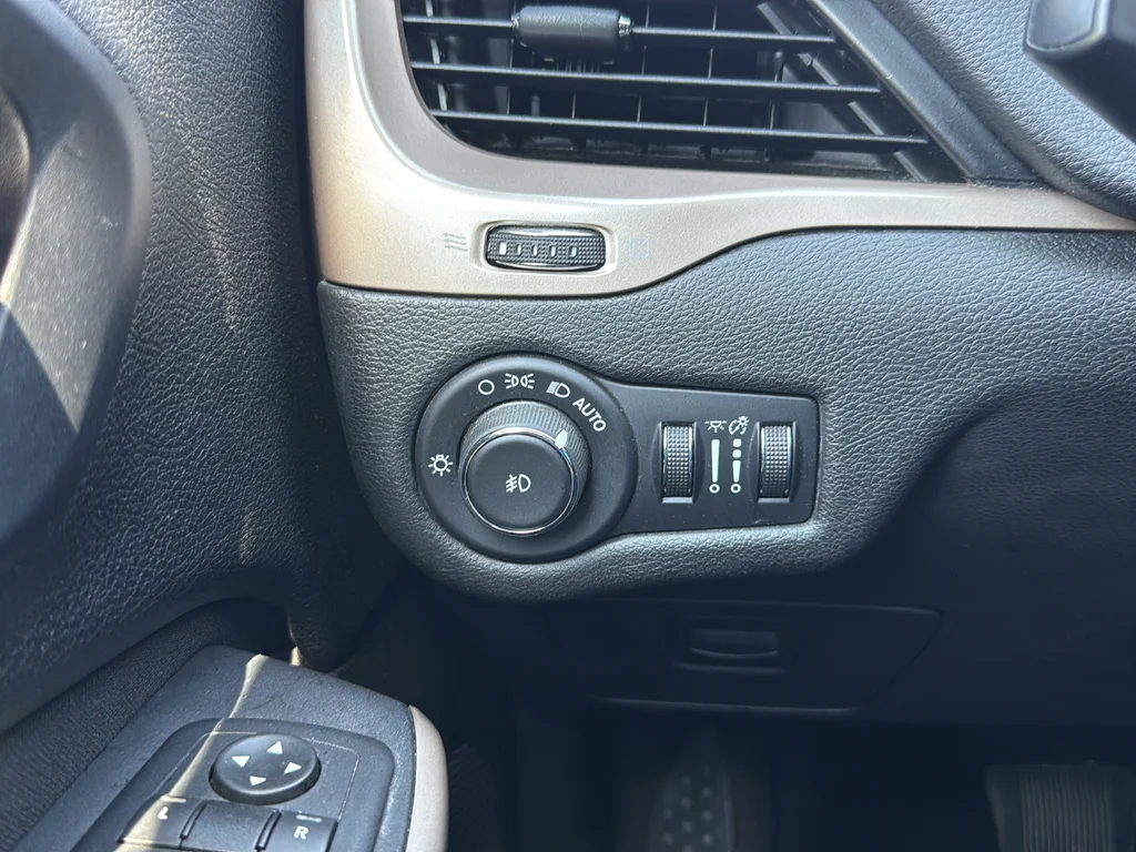 Used 2017 Red Jeep Latitude image 28