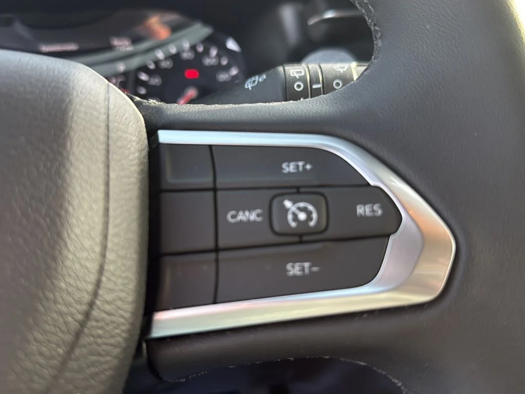 Certified Used 2025 White/off-white Jeep Latitude image 19