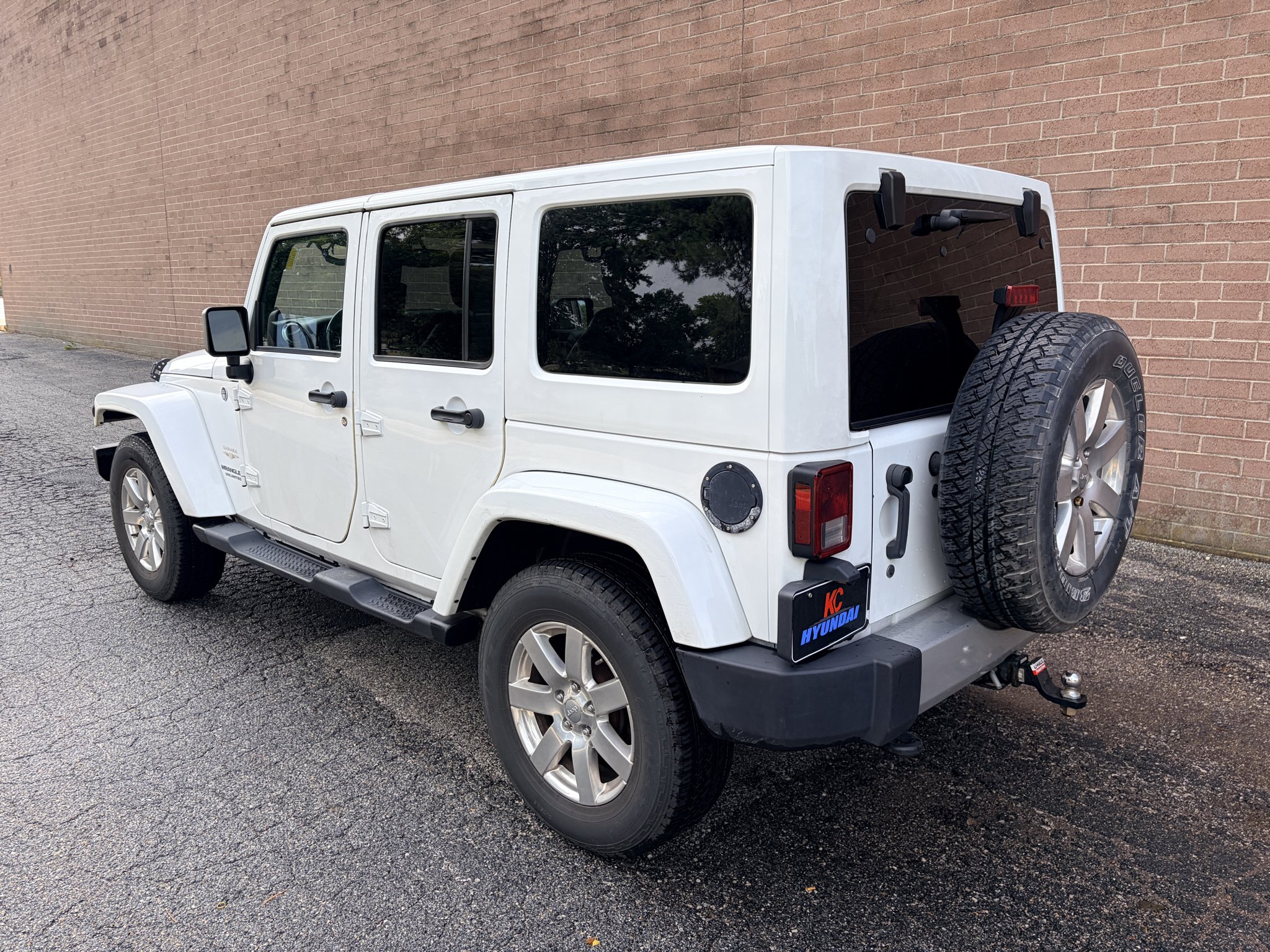 Used 2013 Bright White Clearcoat Jeep Sahara image 3