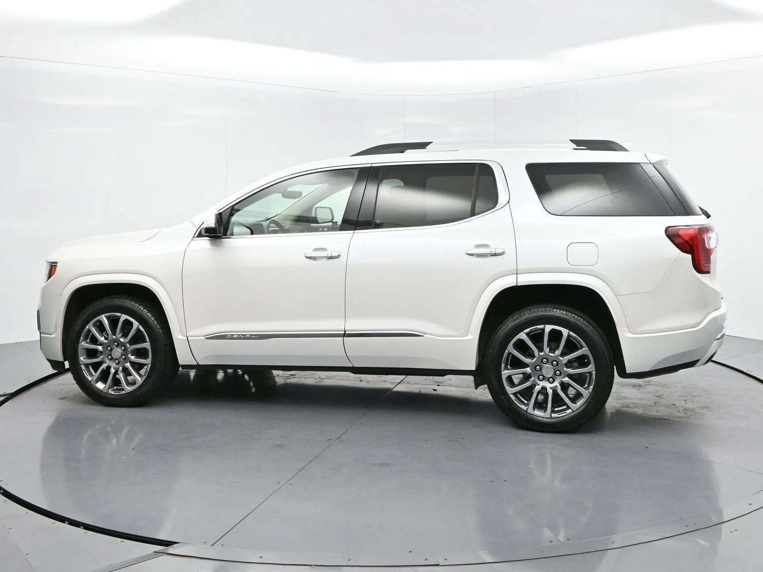Used 2023 White Frost Tricoat GMC Denali image 4