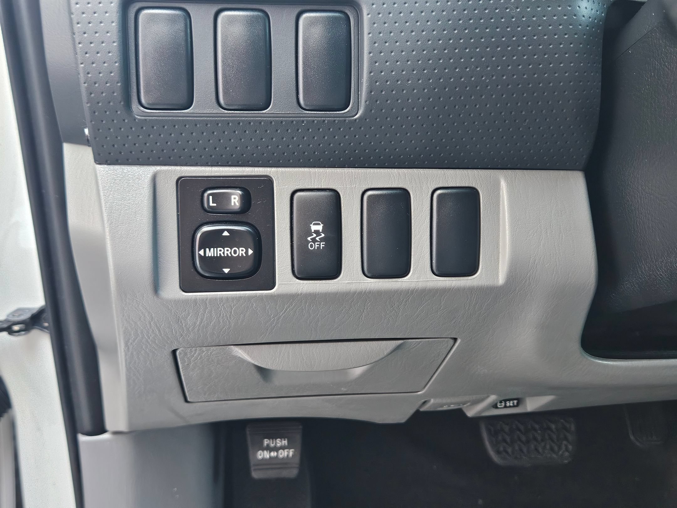 Used 2013 Super White Toyota  image 18