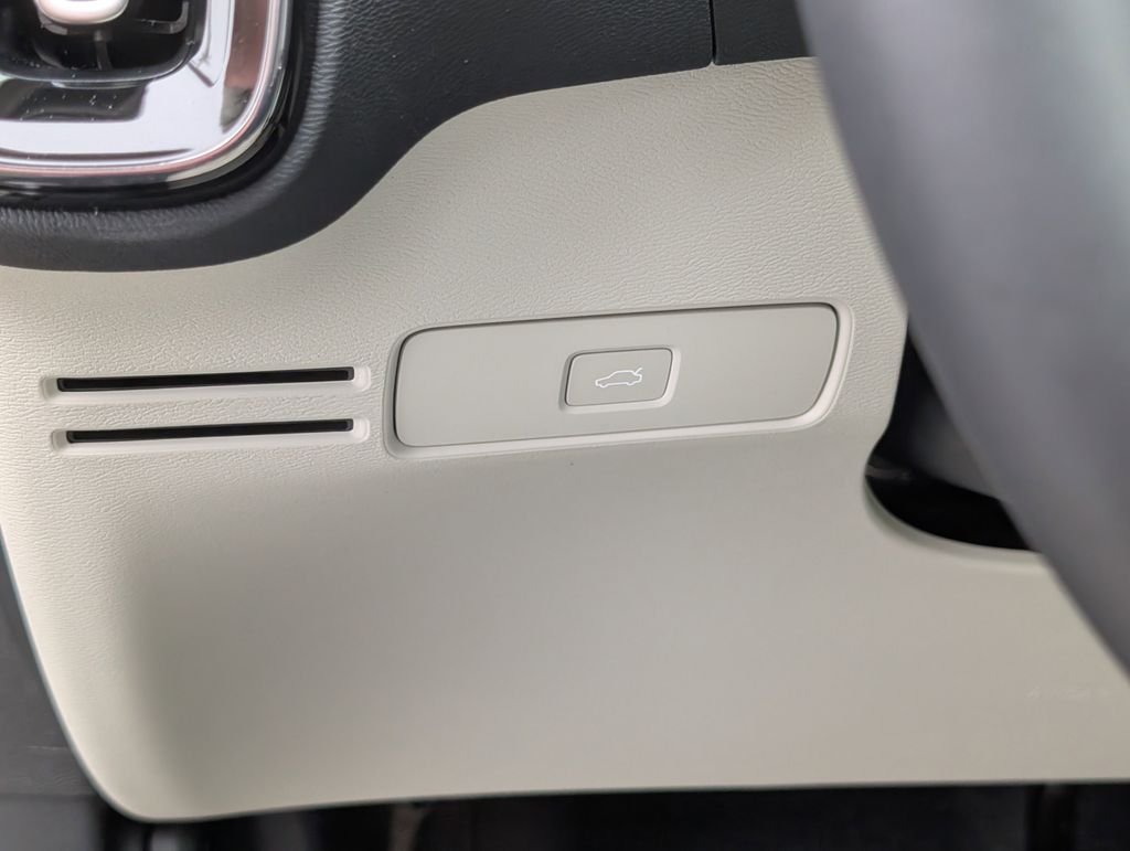 2026 Volvo XC40 Ultra - Photo 15