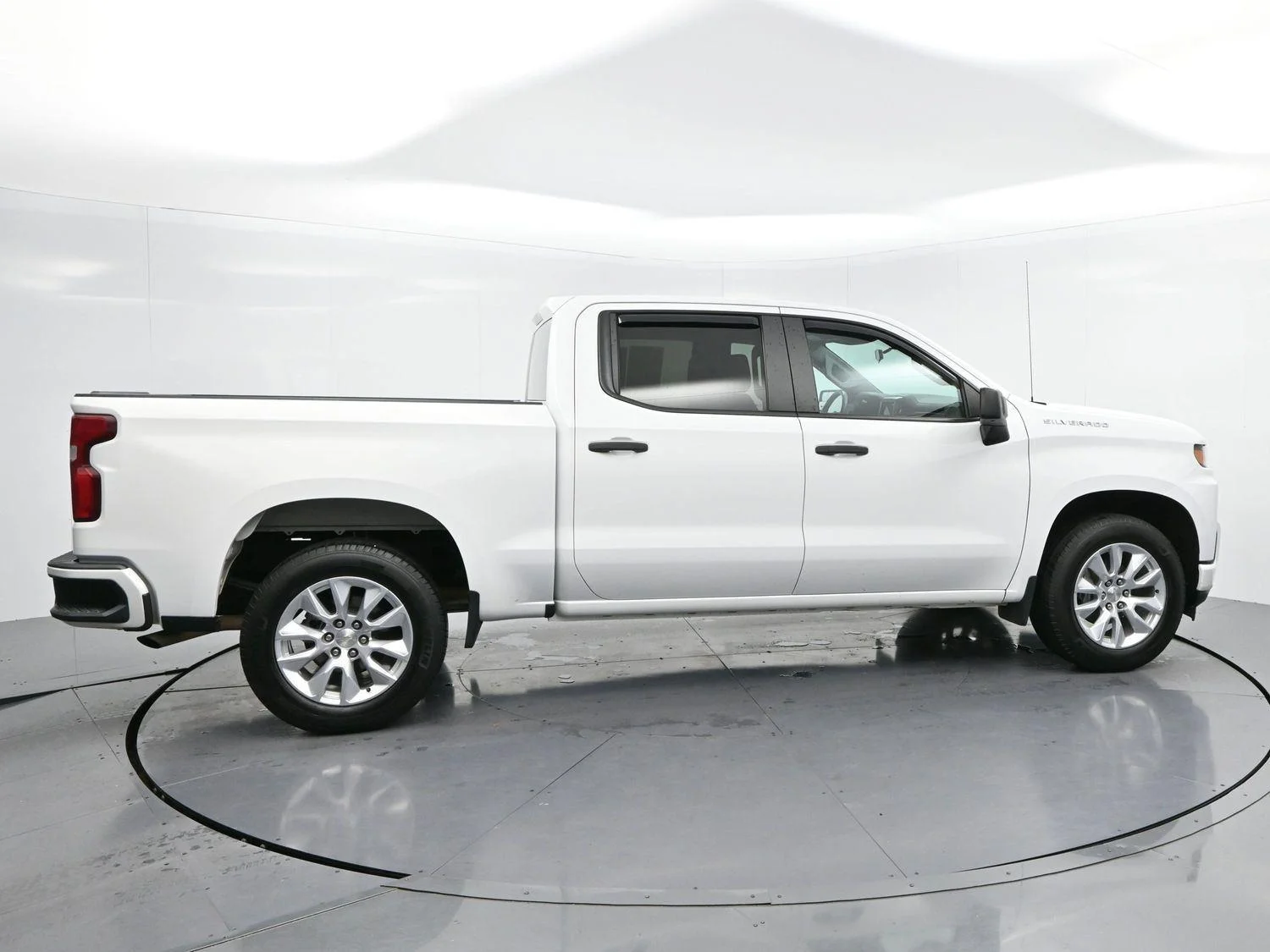 Used 2019 SUMMIT WHITE Chevrolet Custom image 8
