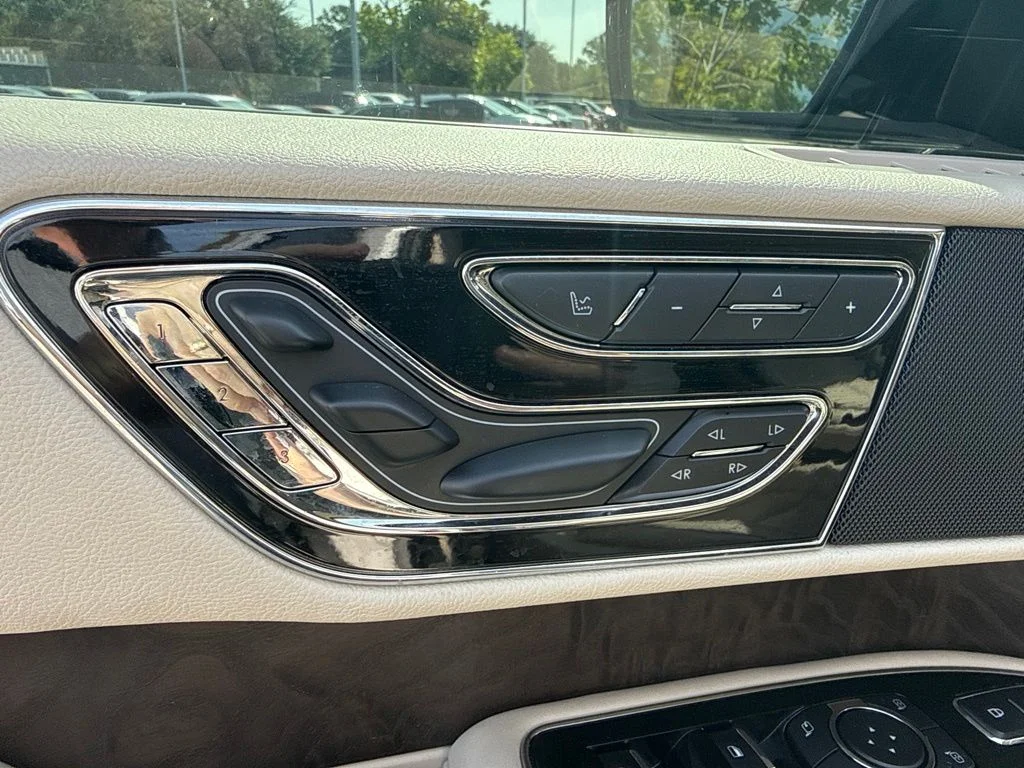 Used 2018 White Platinum Clearcoat Metallic Lincoln Select image 11
