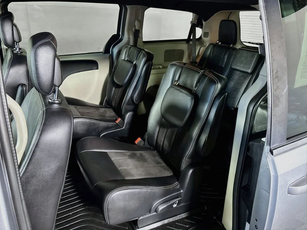 Used 2019 Silver Dodge SXT image 18