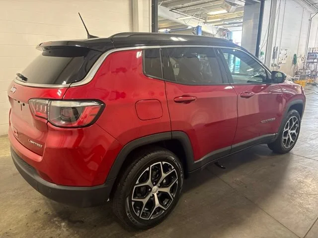 Used 2024  Jeep Limited image 4