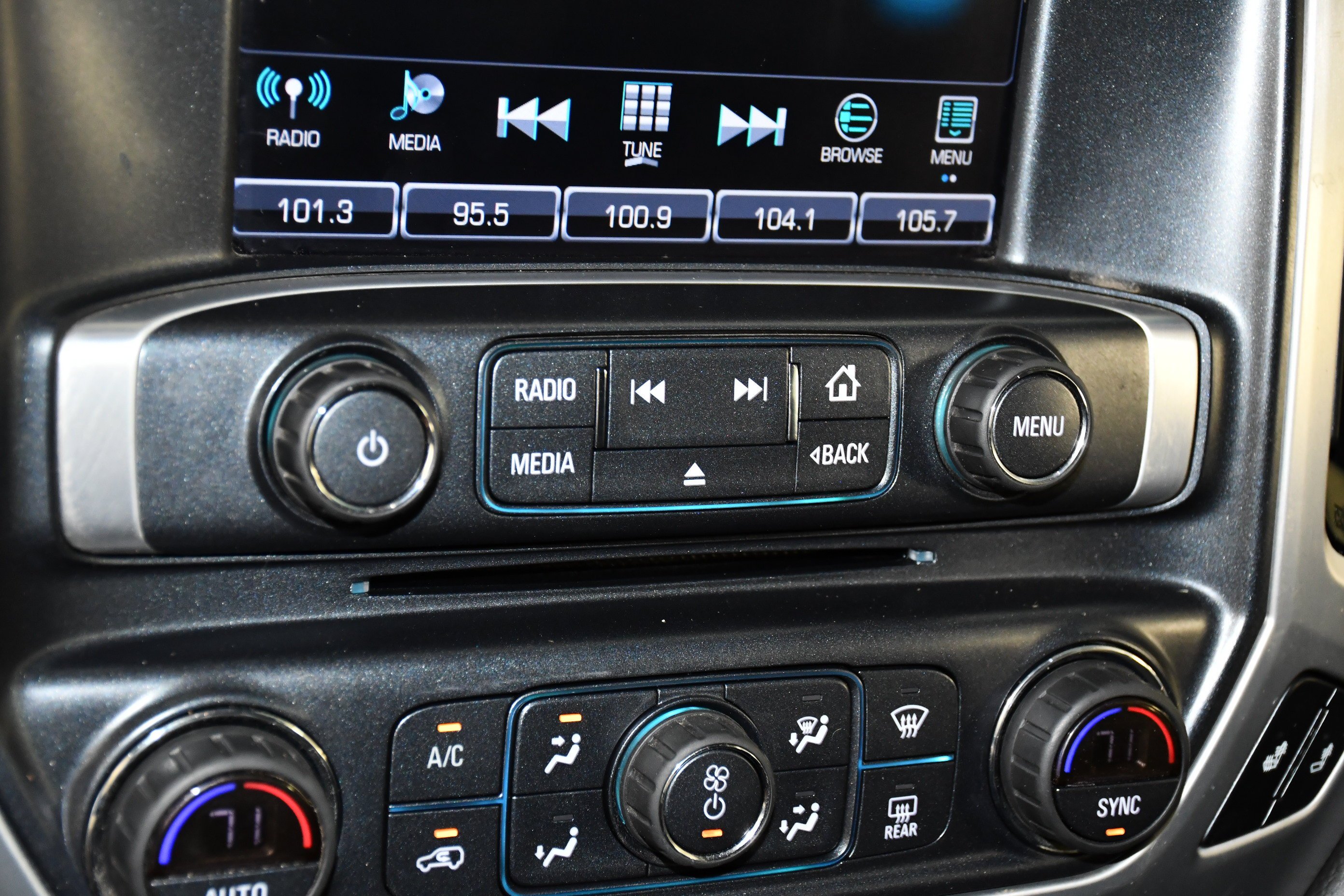 Used 2018 Summit White GMC SLE image 25