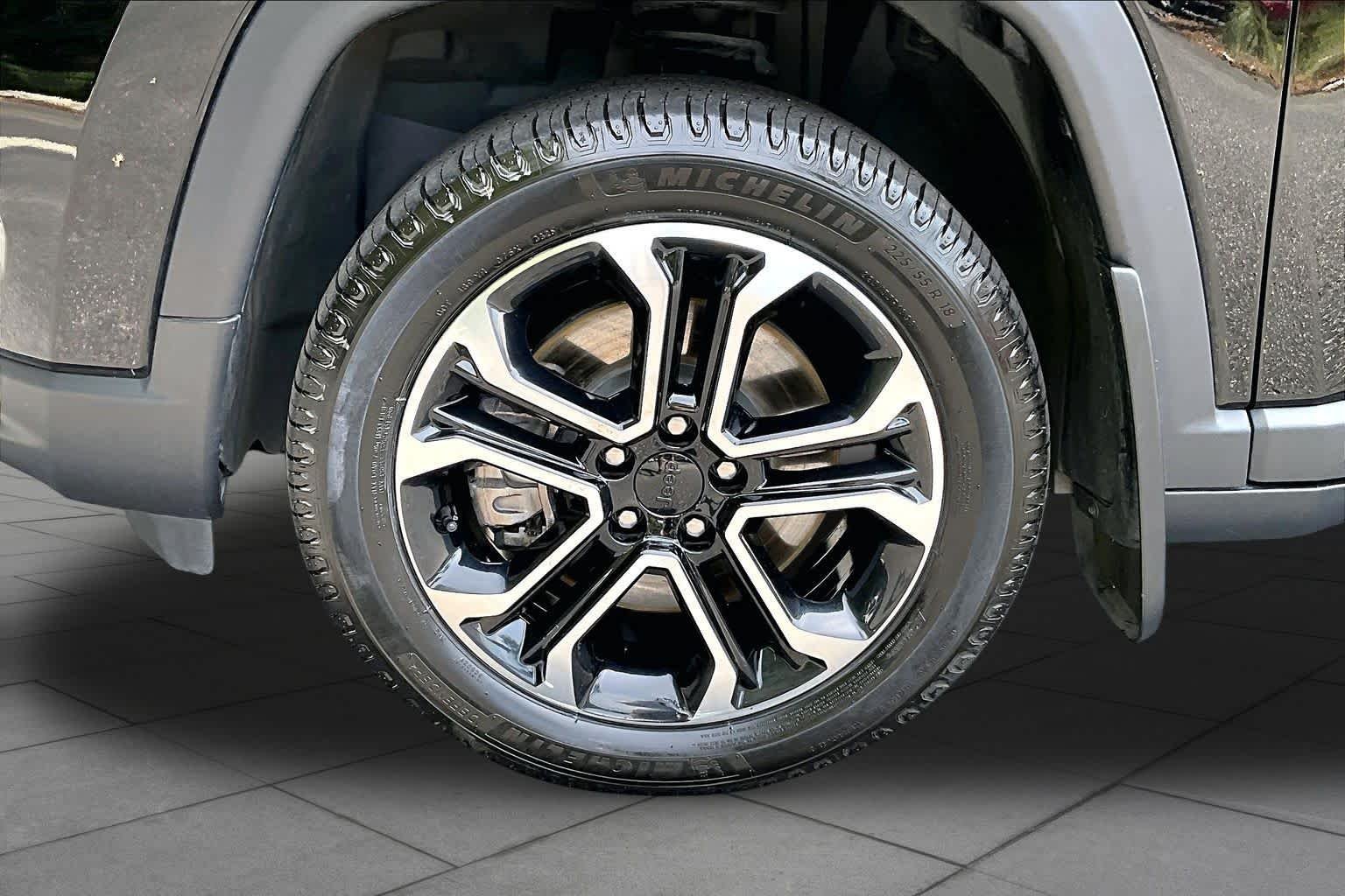 Used 2023 Diamond Black Crystal Pearlcoat Jeep Limited image 11