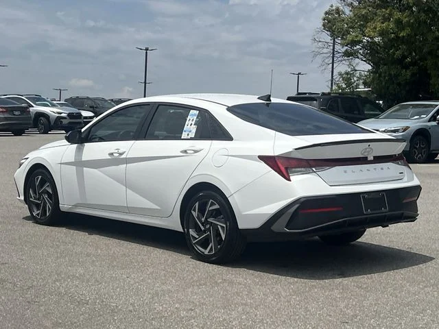 Used 2025 White Hyundai SEL Sport image 11