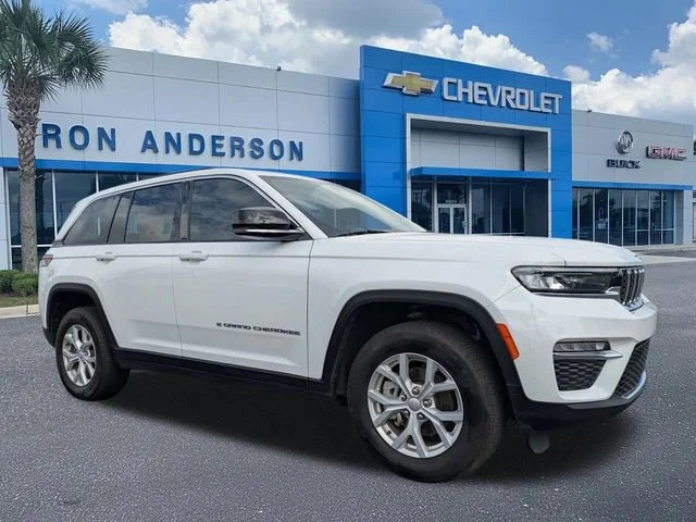 Used 2024 Bright White Cl Jeep Limited image 2