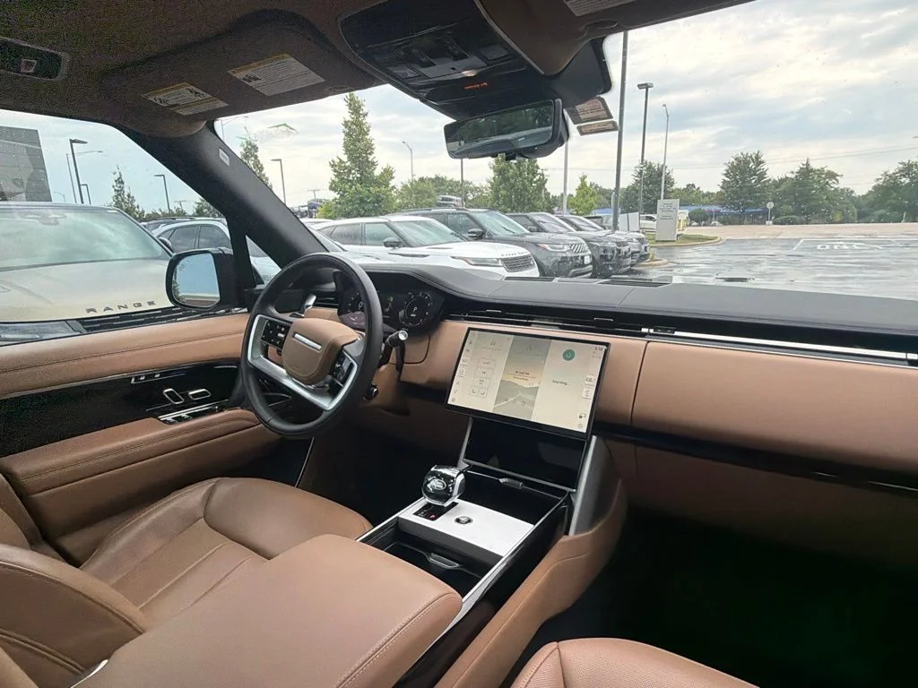 Used 2025  Land Rover SE image 13