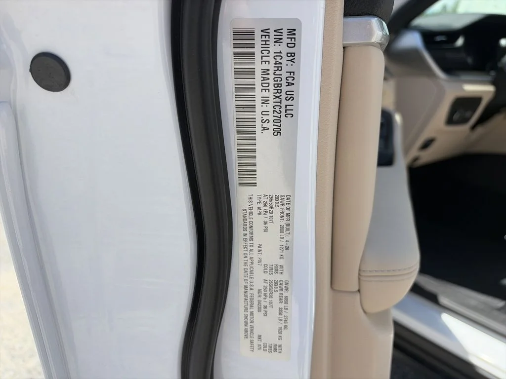New 2026 Bright White Clear-Coat Exterior Paint Jeep Limited image 35